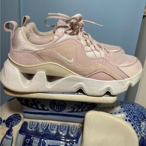 Nike RYZ 365 Sneakers in Barely Rose - Size 11
